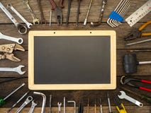 Ensemble d'outils et d'instruments sur le fond en bois image stock Ensemble d'outils et d'instruments sur le fond en bois image stock