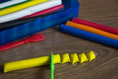 Ensemble de barres multicolores de p?te ? modeler pour modeler sur la table en bois Concept de vue sup?rieure, d'?coulement et de photo libre de droits Ensemble de barres multicolores de p?te ? modeler pour modeler sur la table en bois Concept de vue sup?rieure, d'?coulement et de photo libre de droits
