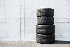 Ensemble de car& x27 de sport automobile ; pneus de emballage humides de s Image libre de droits Ensemble de car& x27 de sport automobile ; pneus de emballage humides de s Image libre de droits