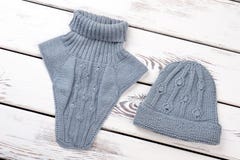 Ensemble de chapeau et d'écharpe tricotés par femelle Image stock Ensemble de chapeau et d'écharpe tricotés par femelle Image stock