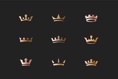 Ensemble de couronnes, d'icônes et de logos royaux d'or illustration libre de droits Ensemble de couronnes, d'icônes et de logos royaux d'or illustration libre de droits