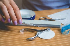 Ensemble de manucure sur une table en bois photo libre de droits Ensemble de manucure sur une table en bois photo libre de droits