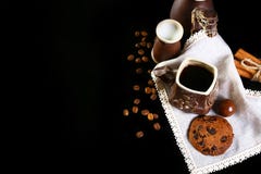 Ensemble de plan rapproché de plats de café, café d'expresso, lait, biscuits croquants ronds de chocolat avec les grains de café, photographie stock Ensemble de plan rapproché de plats de café, café d'expresso, lait, biscuits croquants ronds de chocolat avec les grains de café, photographie stock