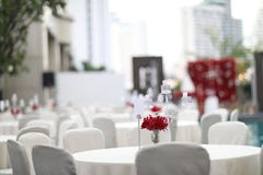Ensemble de Tableau pour épouser ou un dîner approvisionné différent d'événement, arrangement de luxe de table de mariage pour di images libres de droits Ensemble de Tableau pour épouser ou un dîner approvisionné différent d'événement, arrangement de luxe de table de mariage pour di images libres de droits