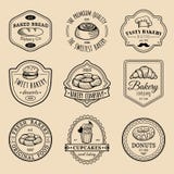 Ensemble de vecteur de logos de boulangerie de vintage Rétro collection d'emblèmes avec le biscuit, le petit gâteau doux etc. Icô Photo libre de droits Ensemble de vecteur de logos de boulangerie de vintage Rétro collection d'emblèmes avec le biscuit, le petit gâteau doux etc. Icô Photo libre de droits