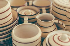 Ensemble Handcrafted de poterie de plats, fond fait main d'ustensiles image libre de droits Ensemble Handcrafted de poterie de plats, fond fait main d'ustensiles image libre de droits