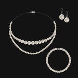 Ensemble réaliste de bijoux : collier, bracelet et boucles d'oreille de perle D'isolement sur le fond noir illustration stock Ensemble réaliste de bijoux : collier, bracelet et boucles d'oreille de perle D'isolement sur le fond noir illustration stock