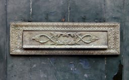 Entalhe de correio de bronze velho em uma porta Venetian antiga fotos de stock Entalhe de correio de bronze velho em uma porta Venetian antiga fotos de stock
