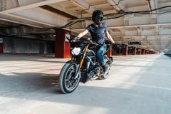 Entfernter Plan des Radfahrers im Sturzhelmreitmotorrad am Parken Städtischer Hintergrund stockbilder Entfernter Plan des Radfahrers im Sturzhelmreitmotorrad am Parken Städtischer Hintergrund stockbilder
