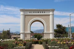 Entrada a Alhambra com jardim fotografia de stock Entrada a Alhambra com jardim fotografia de stock