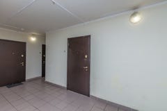 Entrada de las puertas del apartamento imagen de archivo Entrada de las puertas del apartamento imagen de archivo