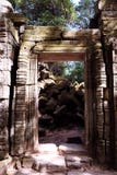 Entrada del edificio destruido viejo Ruinas antiguas demasiado grandes para su edad con el musgo imagen de archivo Entrada del edificio destruido viejo Ruinas antiguas demasiado grandes para su edad con el musgo imagen de archivo