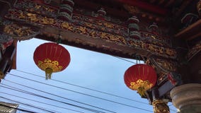 Entrada del templo del chino tradicional con la opinión roja de las linternas con el cielo azul en fondo Entrada del templo del chino tradicional con la opinión roja de las linternas con el cielo azul en fondo