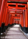 Entrada japonesa do santuário com colunas vermelhas e fundo preto dos telhados imagens de stock Entrada japonesa do santuário com colunas vermelhas e fundo preto dos telhados imagens de stock