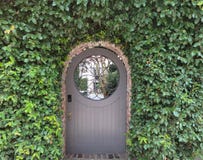 Entrada pitoresca ao pátio imagem de stock Entrada pitoresca ao pátio imagem de stock