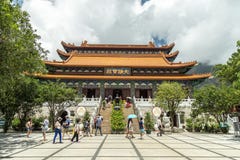 A entrada principal a Po Lin Monastery, um monastério budista, situado em Ngong Ping Plateau, na ilha de Lantau, Hong Kong fotografia de stock A entrada principal a Po Lin Monastery, um monastério budista, situado em Ngong Ping Plateau, na ilha de Lantau, Hong Kong fotografia de stock