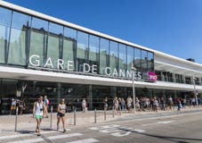 Entrata alla stazione ferroviaria di Cannes, che è la stazione di ferrovia principale nel ` Azur, Francia di Cote d fotografia stock libera da diritti Entrata alla stazione ferroviaria di Cannes, che è la stazione di ferrovia principale nel ` Azur, Francia di Cote d fotografia stock libera da diritti