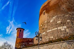 Entrata del castello di Ankara con cielo blu, Turchia immagini stock libere da diritti Entrata del castello di Ankara con cielo blu, Turchia immagini stock libere da diritti