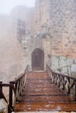 Entrata nel castello medioevale di Ajlun in giorno nebbioso fotografie stock Entrata nel castello medioevale di Ajlun in giorno nebbioso fotografie stock