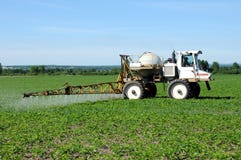 Entraîneur spaying le pesticide image stock Entraîneur spaying le pesticide image stock