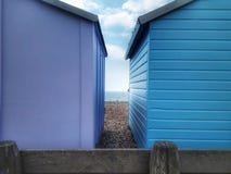Entre as cabanas da praia, a costa do canal inglês fotografia de stock Entre as cabanas da praia, a costa do canal inglês fotografia de stock