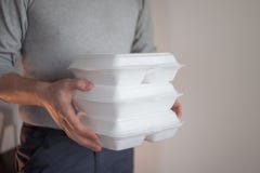 Entrega do alimento Entrega de pratos saborosos e saud?veis imagens de stock Entrega do alimento Entrega de pratos saborosos e saud?veis imagens de stock