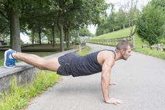 Entrenamiento atlético del hombre y pectorales el hacer, al aire libre imágenes de archivo libres de regalías Entrenamiento atlético del hombre y pectorales el hacer, al aire libre imágenes de archivo libres de regalías