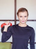 Entrenamiento de la mujer con el kettlebell imagen de archivo libre de regalías Entrenamiento de la mujer con el kettlebell imagen de archivo libre de regalías