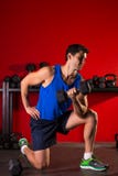 Entrenamiento del hombre de las pesas de gimnasia del hex. en gimnasio rojo fotografía de archivo libre de regalías Entrenamiento del hombre de las pesas de gimnasia del hex. en gimnasio rojo fotografía de archivo libre de regalías
