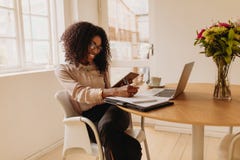 Entrepreneur de femme travaillant de la maison sur l'ordinateur portable photos stock Entrepreneur de femme travaillant de la maison sur l'ordinateur portable photos stock