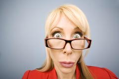 Entsetzte Frau im Rot, das ein lustiges Gesicht bildet stockbilder Entsetzte Frau im Rot, das ein lustiges Gesicht bildet stockbilder