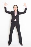 Entsetzter asiatischer Geschäftsfrauknall und lehnende Wand stockbild Entsetzter asiatischer Geschäftsfrauknall und lehnende Wand stockbild