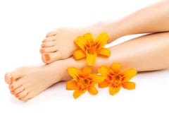 Entspannende Pediküre mit einer orange Lilienblume lizenzfreie stockfotografie Entspannende Pediküre mit einer orange Lilienblume lizenzfreie stockfotografie