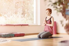 Entspannte Frau in der Yogamitte Stockfotografie Entspannte Frau in der Yogamitte Stockfotografie