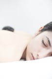 Entspannung an einer heißen Steinmassage stockfotografie Entspannung an einer heißen Steinmassage stockfotografie