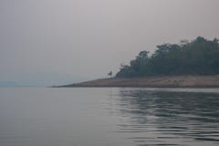 Entspannungsatmosph?re auf nat?rlichen Pl?tzen eines h?lzernen Bootes in Thailand lizenzfreies stockfoto Entspannungsatmosph?re auf nat?rlichen Pl?tzen eines h?lzernen Bootes in Thailand lizenzfreies stockfoto