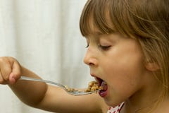 Entzückende Babyessenbreigesunde ernährung für ein Kind Stockfotos Entzückende Babyessenbreigesunde ernährung für ein Kind Stockfotos