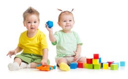 Entzückende Kinder, welche die bunten Spielwaren lokalisiert spielen lizenzfreie stockfotografie Entzückende Kinder, welche die bunten Spielwaren lokalisiert spielen lizenzfreie stockfotografie