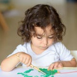 Entzückender Kindermalereifall verlässt bei Tisch stockbilder Entzückender Kindermalereifall verlässt bei Tisch stockbilder