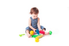 Entzückendes Baby, das mit bunten Spielwaren spielt stockfotografie Entzückendes Baby, das mit bunten Spielwaren spielt stockfotografie