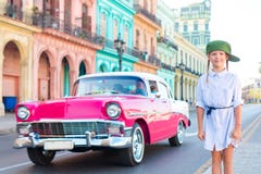 Entzückendes kleines Mädchen im populären Bereich in altem Havana, Kuba Porträt des klassischen amerikanischen Autos der Kinderhi lizenzfreies stockfoto Entzückendes kleines Mädchen im populären Bereich in altem Havana, Kuba Porträt des klassischen amerikanischen Autos der Kinderhi lizenzfreies stockfoto