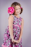 Entzückendes Mädchen mit einer rosa Blume in ihrem Haar stockbilder Entzückendes Mädchen mit einer rosa Blume in ihrem Haar stockbilder