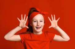 Entzückendes Vorschülermädchen, das Palmen und lustige Grimasse zeigt Nettes frohes hispanisches Kind, das Spaß hat Spa?konzept stockfoto Entzückendes Vorschülermädchen, das Palmen und lustige Grimasse zeigt Nettes frohes hispanisches Kind, das Spaß hat Spa?konzept stockfoto