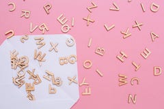 Enveloppe blanche ouverte avec beaucoup de lettres d'ABC sur le fond rose images libres de droits Enveloppe blanche ouverte avec beaucoup de lettres d'ABC sur le fond rose images libres de droits