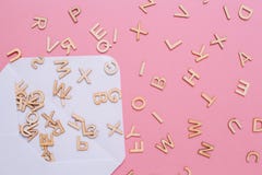Enveloppe blanche ouverte avec beaucoup de lettres d'ABC sur le fond rose photo stock Enveloppe blanche ouverte avec beaucoup de lettres d'ABC sur le fond rose photo stock