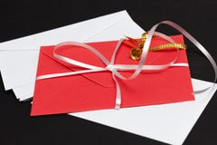 Enveloppes rouges et blanches, sur le fond noir images libres de droits Enveloppes rouges et blanches, sur le fond noir images libres de droits