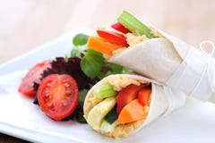 Enveloppes saines de taille de morsure avec la carotte, le poivron et une salade latérale photographie stock Enveloppes saines de taille de morsure avec la carotte, le poivron et une salade latérale photographie stock