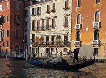Enviando sobre la arquitectura grande, hermosa de Canale y las góndolas en Venecia fotos de archivo Enviando sobre la arquitectura grande, hermosa de Canale y las góndolas en Venecia fotos de archivo