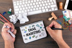 Envoyez la séance de réflexion de concept de vente par le bureau avec la papeterie photo stock Envoyez la séance de réflexion de concept de vente par le bureau avec la papeterie photo stock