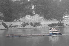 Envíe viajar con la contaminación en el río Yangzi, China fotografía de archivo Envíe viajar con la contaminación en el río Yangzi, China fotografía de archivo